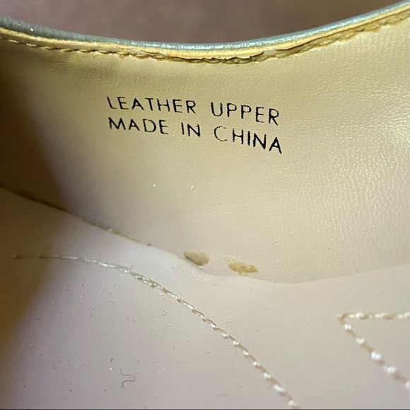 TAHARI in taupe and black tall heels with fabulous lines. Great looking shoe! - Picture 4 of 8